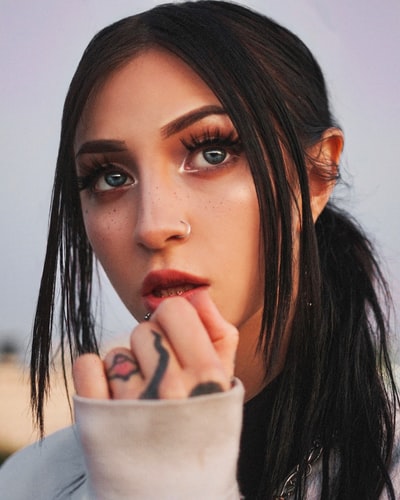 女人与红色口红持有白色陶瓷杯
